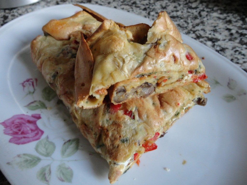 Gerollter Riesenpfannkuchen mit Putenbrust u. Sc Gerollter Riesenpfannkuchen mit Putenbrust u. Sc