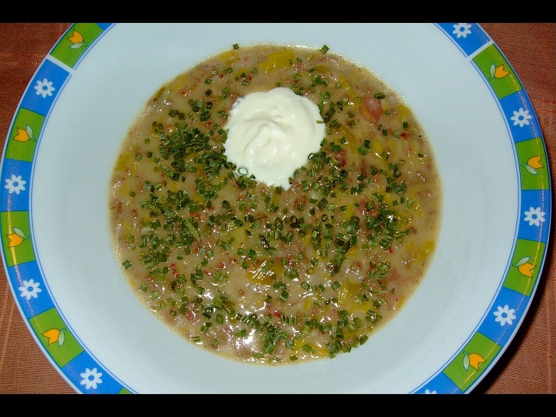 Hackfleisch-Lauch-Suppe mit Taleggio