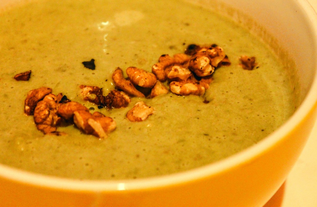 Koriander-Erbsen-Suppe mit gerösteten Walnüssen