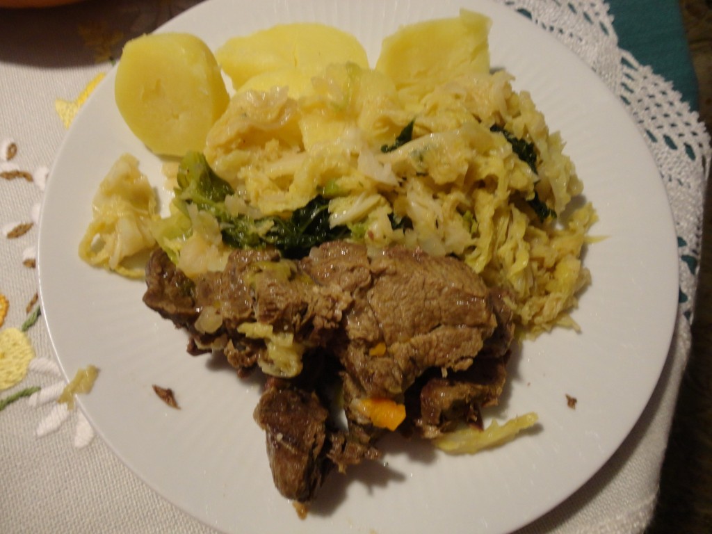 Suppenfleisch mit Wirsing und Salzkartoffeln Suppenfleisch mit Wirsing und Salzkartoffeln