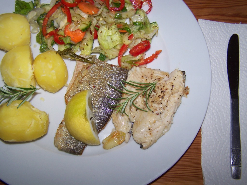 forelle, filettiert, gebraten forelle, filettiert, gebraten