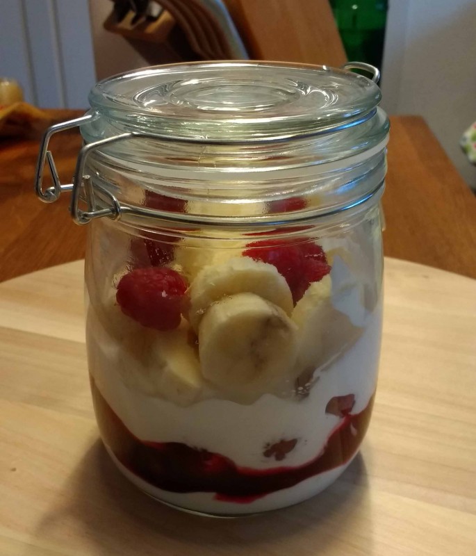 Schichtquarkspeise mit Banane und Himbeeren Schichtquarkspeise mit Banane und Himbeeren
