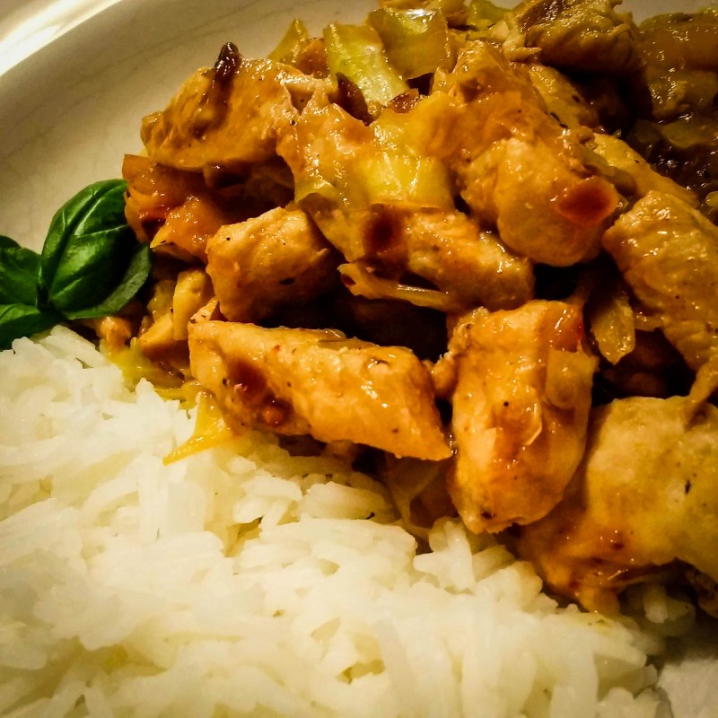 Hühnchen mit Ingwerspitzkohl und Reis Hühnchen mit Ingwerspitzkohl und Reis
