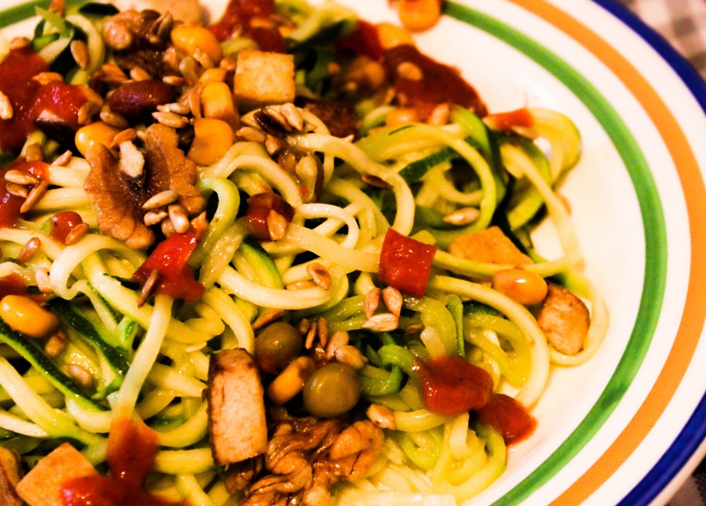 Zucchini-Spaghetti mit Tofu und Walnüssen Zucchini-Spaghetti mit Tofu und Walnüssen